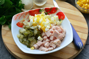 Салат с копченым мясом и кукурузой