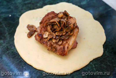 Отбивная из свинины с грибами, запеченная в тесте